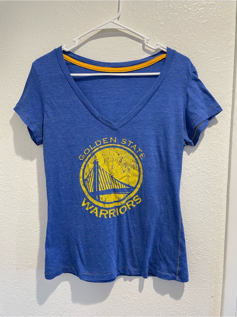 ✨ Golden State Warriors Flattering V-Neck Game Day Tee • L ✨